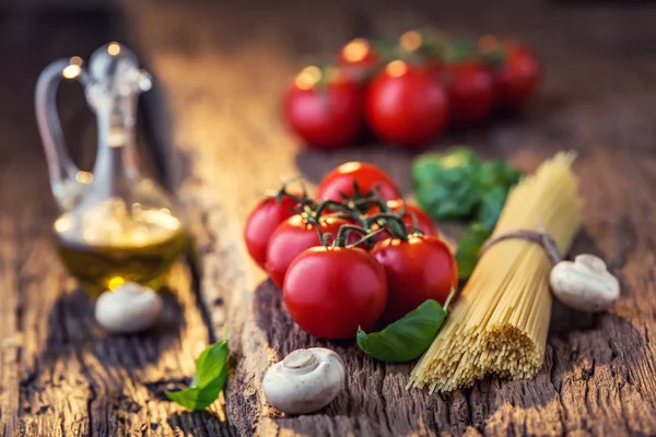 Spaghetti.Spaghetti domates fesleğen zeytinyağı parmesan peyniri ve mantarlar çok eski meşe tahtası üzerinde. Mediterrannean mutfağı ve malzemeler — Stok fotoğraf