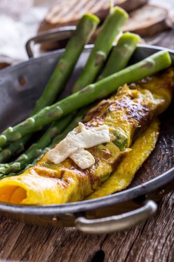 Kuşkonmaz ve omlet. Kuşkonmaz ve peynir ile doldurulmuş bir kahvaltıda omlet