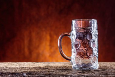 Bira. İki soğuk bira. Fıçı bira. Fıçı bira. Altın bira. Altın ale. İki altın bira üstüne köpük ile. Taslak bira cam kavanozlarda ev pub otel ya da restoran. Boş bira cam. Natürmort