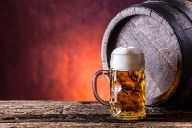 Meşe fıçı birayla. Fıçı bira. Fıçı bira. Altın bira. Altın ale. İki altın bira üstüne köpük ile. Taslak bira cam kavanoz ev pub otel ya da Restoran