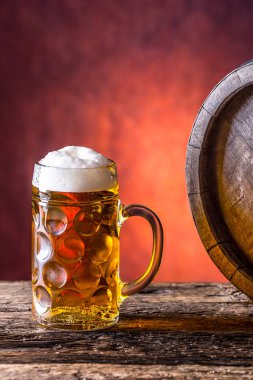 Meşe fıçı birayla. Fıçı bira. Fıçı bira. Altın bira. Altın ale. İki altın bira üstüne köpük ile. Taslak bira cam kavanoz ev pub otel ya da Restoran