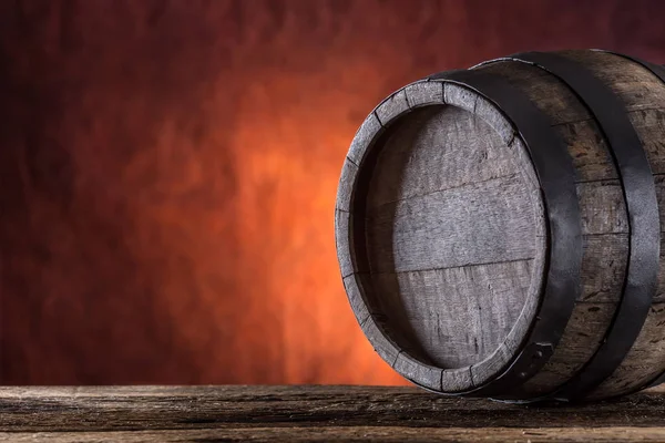 Un barril de madera. Viejo barril de madera. Barel en cerveza vino whisky brandy o coñac —  Fotos de Stock