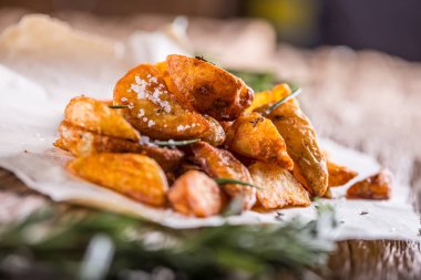 Sosis. Çiğ domuz sosisi meşe ahşap tablo.