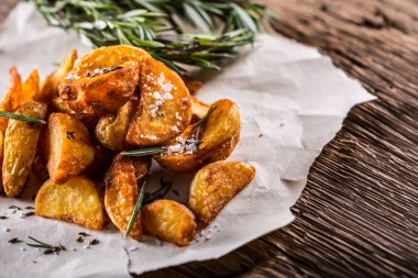 Patates. Kavrulmuş patates. Amerikan patates tuz biberiye ve kimyon ile. Kavrulmuş patates dilimleri lezzetli çıtır