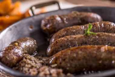 Sausages.Roasted domuz sosisi bir tavada patates ve biberiye ile