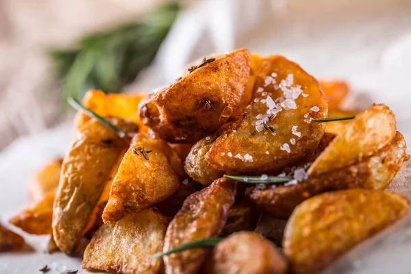 Patata. Patatas asadas. Patatas americanas con romero salado y comino. Cuñas de patata asada deliciosa crujiente — Foto de Stock