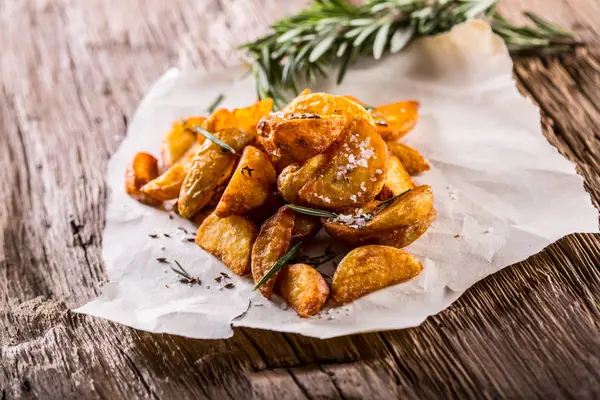 Aardappel. Geroosterde aardappelen. Amerikaanse aardappelen met zout rozemarijn en komijn. Geroosterde aardappel wiggen heerlijk krokant — Stockfoto