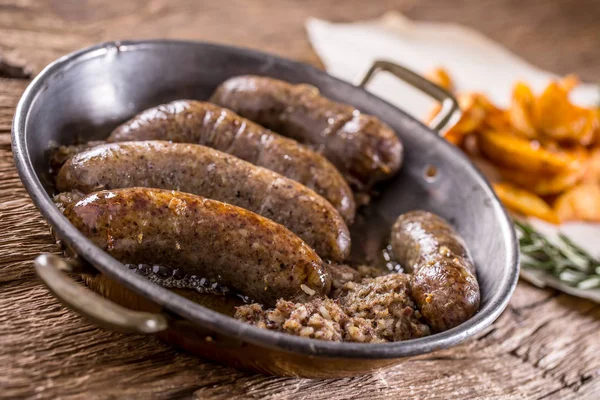 Sausages.Roasted domuz sosisi bir tavada patates ve biberiye ile