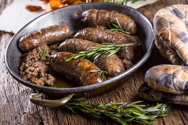 Sausages.Roasted domuz sosisi bir tavada patates ve biberiye ile