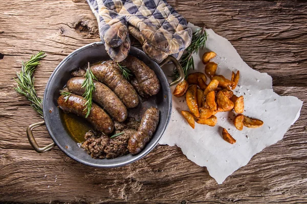 Sausages.Roasted domuz sosisi bir tavada patates ve biberiye ile