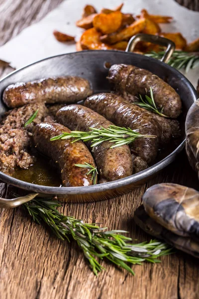 Sausages.Roasted domuz sosisi bir tavada patates ve biberiye ile