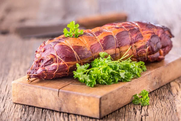 Varkensvlees. Pork chop gerookt. Traditionele gerookt vlees op eiken houten tafel in andere posities — Stockfoto