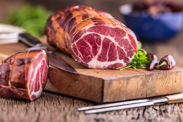 Varkensvlees. Pork chop gerookt. Traditionele gerookt vlees op eiken houten tafel in andere posities — Stockfoto