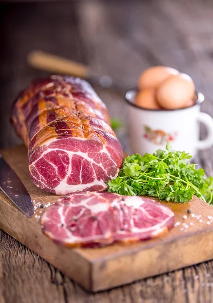 Carne di maiale. Costoletta di maiale affumicata. Carne affumicata tradizionale su tavola di legno di quercia in altre posizioni — Foto Stock