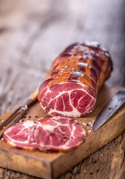 Varkensvlees. Pork chop gerookt. Traditionele gerookt vlees op eiken houten tafel in andere posities — Stockfoto