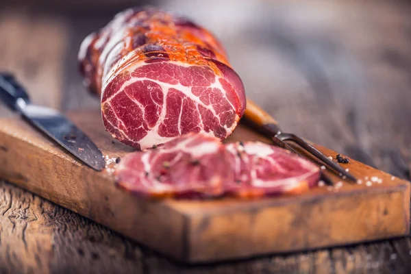 Varkensvlees. Pork chop gerookt. Traditionele gerookt vlees op eiken houten tafel in andere posities — Stockfoto