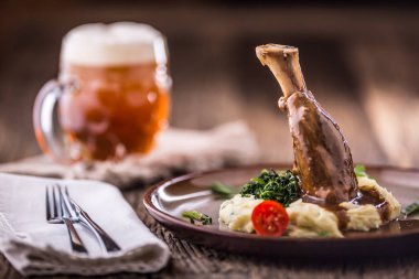 Confit kuzu incik patates püresi Ispanaklı ve taslak bira pub veya Restoran.