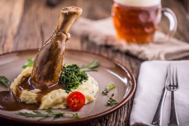 Confit kuzu incik patates püresi Ispanaklı ve taslak bira pub veya Restoran.