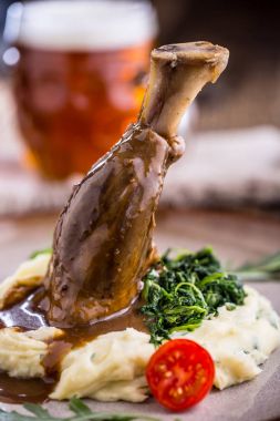 Confit kuzu incik patates püresi Ispanaklı ve taslak bira pub veya Restoran.