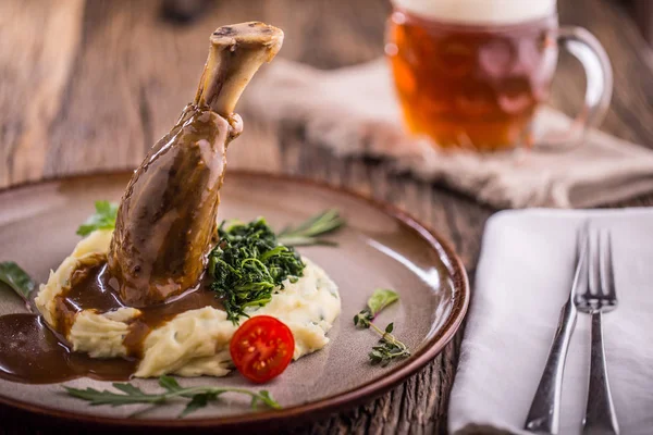 Confit lams Schenkel met aardappelpuree, spinazie en ontwerp-bier in de kroeg of restaurant. — Stockfoto