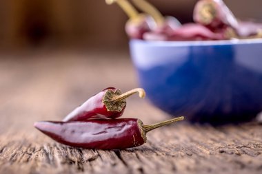 Chili.Red biber ahşap masa üzerinde. Seçici odak