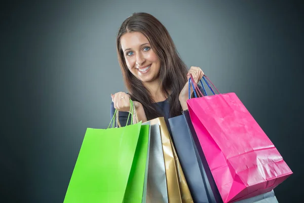Retrato de jovem feliz sorrindo mulher com sacos de compras cartão de crédito e sapatos — Fotografia de Stock