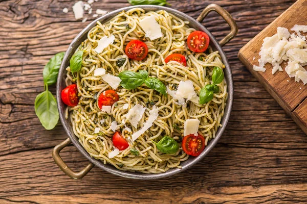 İtalyan makarna spagetti domates fesleğen pesto ve zeytin yağı ile — Stok fotoğraf