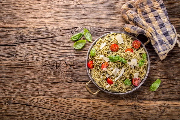 İtalyan makarna spagetti domates fesleğen pesto ve zeytin yağı ile — Stok fotoğraf