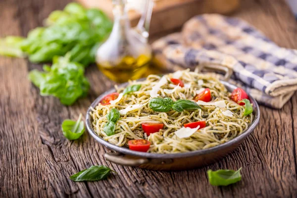 İtalyan makarna spagetti domates fesleğen pesto ve zeytin yağı ile — Stok fotoğraf