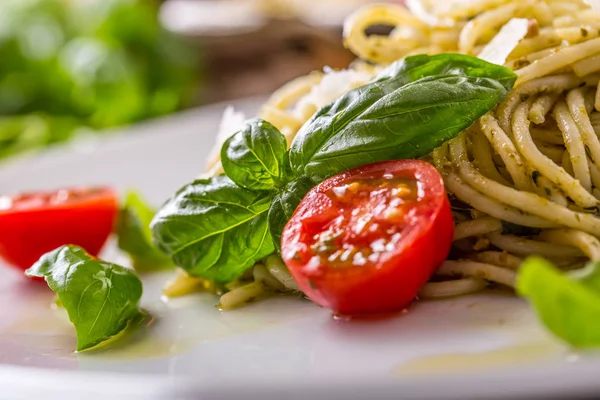 Italienische Pasta Spaghetti mit Basilikum-Pesto Kirschtomaten und Olivenöl — Stockfoto