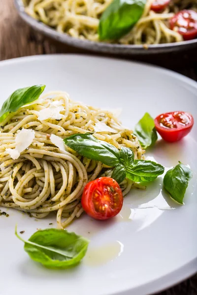 Italienische Pasta Spaghetti mit Basilikum-Pesto Kirschtomaten und Olivenöl — Stockfoto