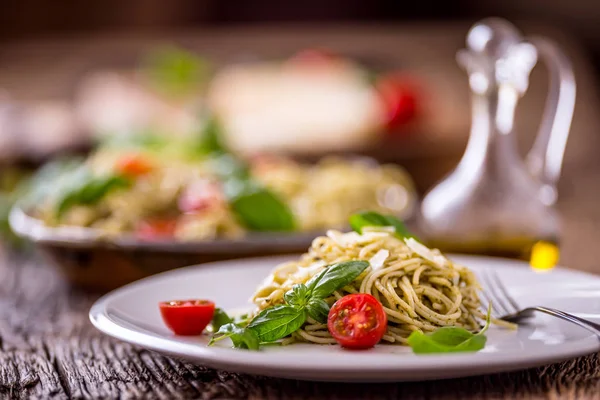 İtalyan makarna spagetti domates fesleğen pesto ve zeytin yağı ile — Stok fotoğraf