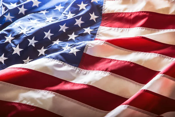 Flaga USA. Flaga amerykańska. Amerykańską flagę wieje wiatr. Szczelnie-do góry. Łapka. — Zdjęcie stockowe