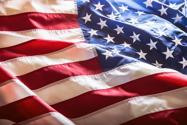 Flaga USA. Flaga amerykańska. Amerykańską flagę wieje wiatr. Szczelnie-do góry. Łapka — Zdjęcie stockowe