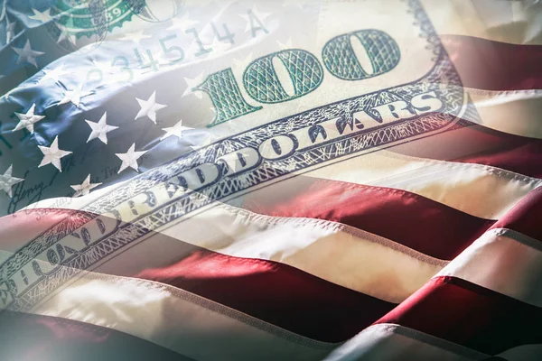 Флаг США и американские доллары. Американский флаг развевается на ветру и банкноты в 100 долларов на заднем плане — стоковое фото