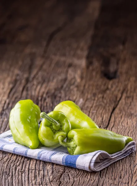 Green peper.Fresh green pepper blue checkered tablecloth on old oak table — Stock Photo, Image