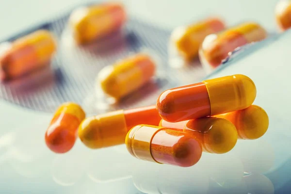 Tabletta tabletta, kapszula vagy a gyógyszer szabadon meghatározott üveg háttér — Stock Fotó