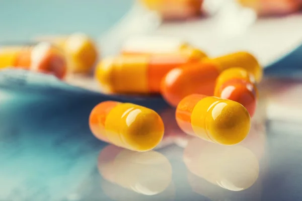 Таблетки Таблетки капсули або Медикаменти вільно покладені на скляному фоні — стокове фото