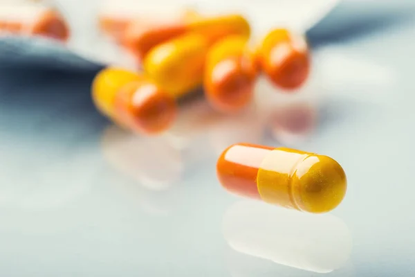 Piller tabletter kapsel eller medikament som fritt på glas bakgrund — Stockfoto