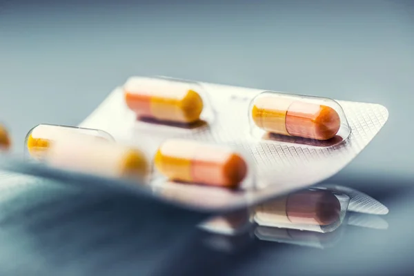 Таблетки Таблетки капсули або Медикаменти вільно покладені на скляному фоні — стокове фото