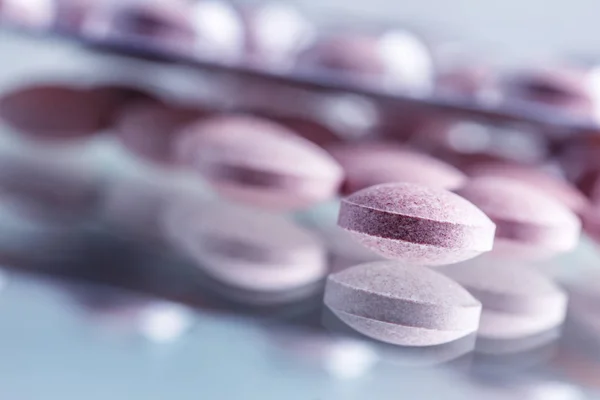 Pilulky tablety kapsle nebo lék volně položil na pozadí skla — Stock fotografie