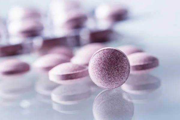 Pilules Comprimés Capsule ou médicament posé librement sur fond de verre — Photo