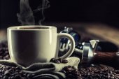 Káva. Hrnek černý kafe s kávová zrna pozměnění a portafilter