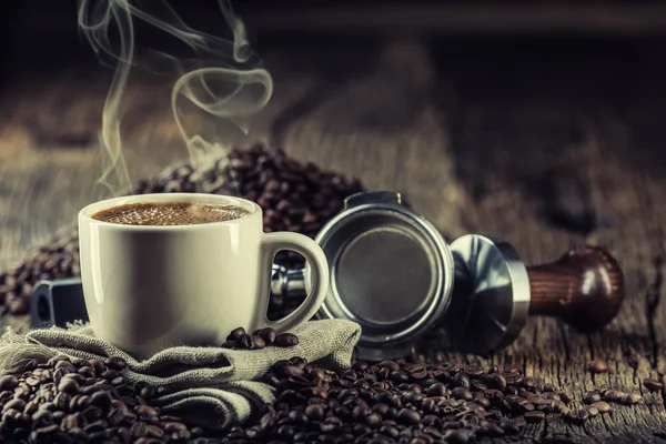 Café. Taza de café negro con la manipulación de granos de café y portafilter — Foto de Stock