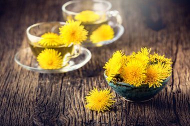 Karahindiba Tea.Yellow karahindiba çiçek ve çay bardak