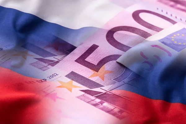 Drapeaux de la Russie et billets en euros . — Photo