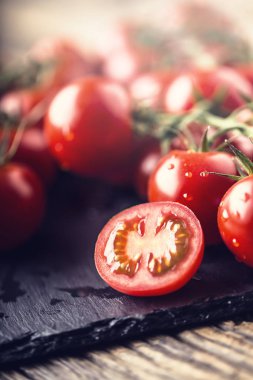 Taze kiraz domates. Meşe ahşap zemin üzerine olgun domates