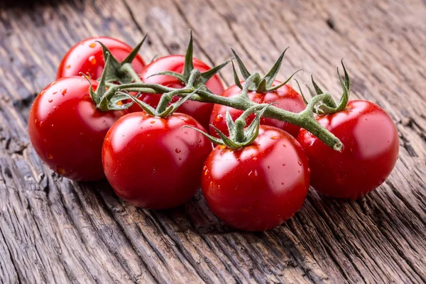 Tomates cherry frescos. Tomates maduros sobre fondo de madera de roble —  Fotos de Stock