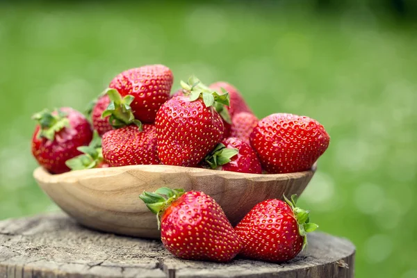 Erdbeere. Rote Erdbeere. frisch geerntete Erdbeeren in verschiedenen Positionen — Stockfoto