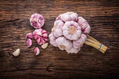 Sarımsak. Taze sarımsak ampuller eski ahşap tahta üzerinde. Kırmızı mor sarımsak